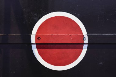 Bir siyah metalik eski yüzeyi, grafiti gibi boyalı kırmızı daire çizilmiş. Grafik doku. Antika arka plan