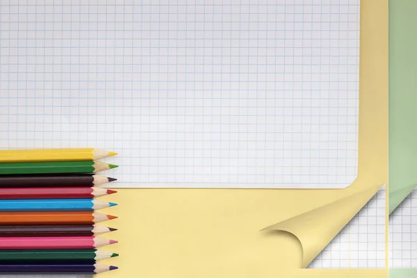 Cuadernos escolares y lápices de colores, planas. Vista superior. Concepto de escuela inicial, regreso a la escuela, educación —  Fotos de Stock