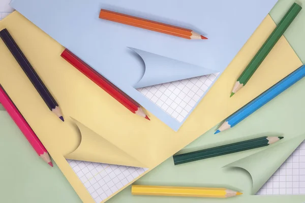 Lápices de colores en el cuaderno de la escuela. Vista superior. Concepto de educación, inicio de la escuela, regreso a la escuela —  Fotos de Stock