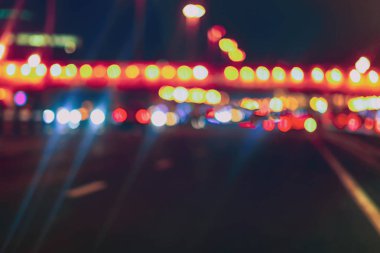 Gece, ışıklı köprüsünde şehrin bokeh ışıkları gece, arabalar hareket bulanık. Soyut otomatik, şehir sokak, trafik ve ulaşım kavramı