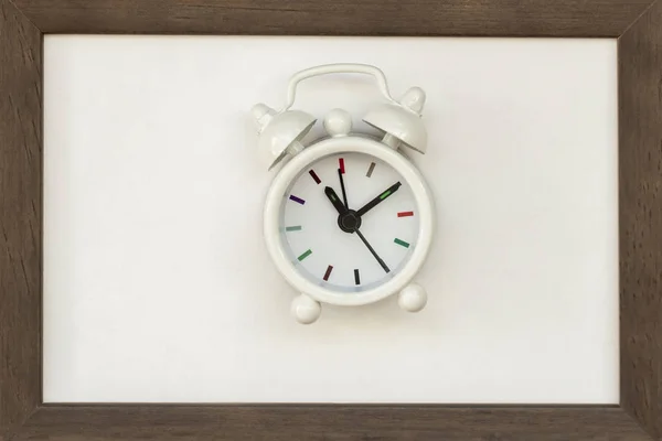 White alarm clock on wooden frame. Concept of time, deadline, countdown. Top view. Background with copy space for text — Stock Photo, Image