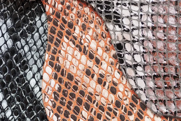 Πολύχρωμο δερμάτινο δείγματα με ανάγλυφο μοτίβο κάτω από το δέρμα ερπετών, έννοια της βιομηχανίας μόδας. Υφή μοτίβο για το φόντο — Φωτογραφία Αρχείου