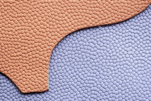 Muestras de cuero genuino, color lila y marrón. Patrón de textura para fondo —  Fotos de Stock