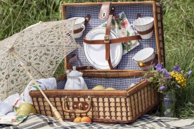 Doğada yaz aylarında açık havada, romantik bir piknik için ayarla