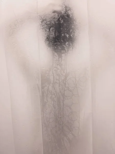 Imagem turva de silhueta irreconhecível de menina vista traseira tomando banho no banho de chuveiro — Fotografia de Stock