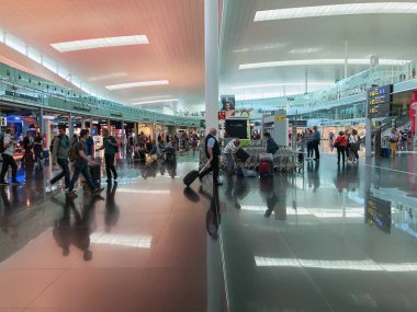 Barselona, Ispanya-08 Haziran 2019. El Prat Josep Tarradellas Havaalanı. Ortak alan, Terminal T1. Yürüyüş ve oturma yolcular, modern Havaalanı içinde uçuş bekliyor