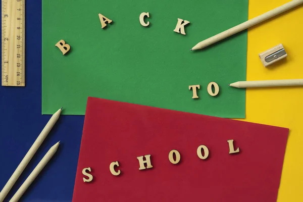 Material de madera de la escuela y texto de regreso a la escuela. Concepto de educación, inicio de la escuela, regreso a la escuela —  Fotos de Stock