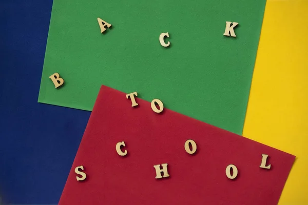 De volta ao texto da escola, cartas de madeira. Conceito de educação, começar a escola, voltar à escola. Fundo colorido — Fotografia de Stock