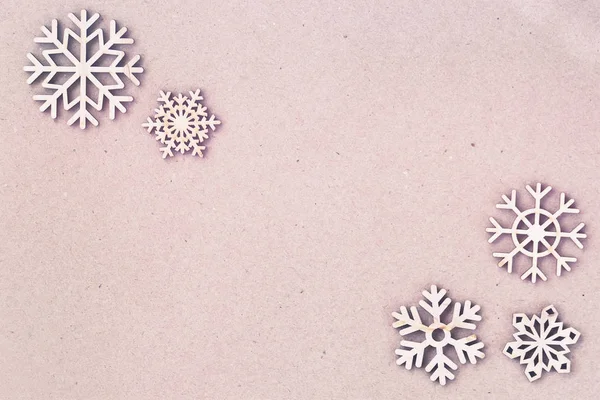 Fundo de Natal rosa abstrato, textura de papel de papelão com flocos de neve de madeira. Cenário vintage, espaço de cópia — Fotografia de Stock