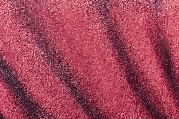 色付きの壁の抽象的な詳細。明るい赤いトーンの落書き、スクラッチ、グランジテクスチャ。ラインのエアロゾル設計。現代の背景、壁紙、バナーデザイン — ストック写真