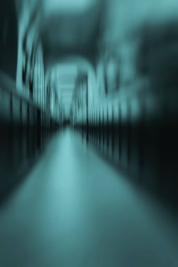 Tasarım için soyut uzun boş koridor, dikey yaratıcı yeşil arkaplan