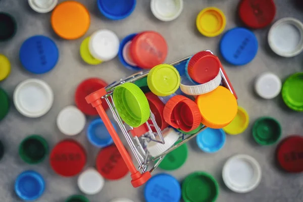 Renkli plastik kapaklı mini tramvay geri dönüşüme hazır. Plastik geri dönüşüm kavramı
