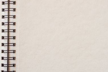 Çizimler için spiralle ilgili defteri aç, boş arkaplanda ışık kremi kağıdı, yaratıcı duvar kağıdı, kart