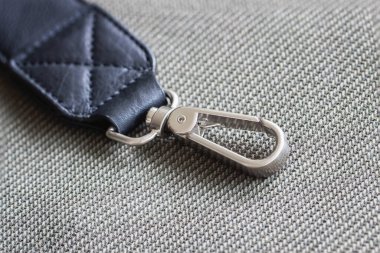 Metalik toka, erkek çantasının ayrıntıları. Alışveriş, üretim, yaşam tarzı kavramı