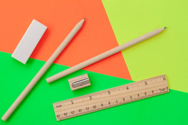 Conjunto Útiles Escolares Madera Sobre Fondo Colorido Brillante Disposición Plana —  Fotos de Stock