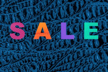 Hakiki deri dokusu kabartmalı pullu sürüngenler yakın plan, eğilim biçimi, doğal mavi arka plan.