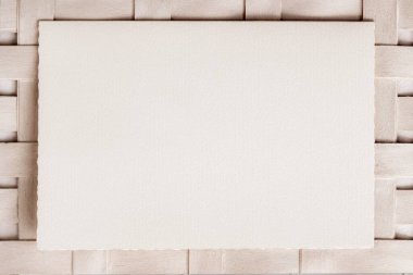 Doğal hasır ahşap duvarın arka planında kağıt dokusu, kopyalama alanı olan çerçeve