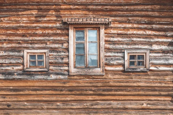 Pared de un antiguo edificio de la granja. Textura de madera natural, casa rural para el agroturismo, diferentes ventanas, casa de campo —  Fotos de Stock