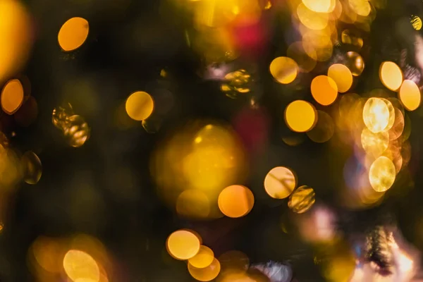 Αφηρημένη θολή φόντο Χριστούγεννα με χριστουγεννιάτικο δέντρο διακοσμημένα με λαμπερά goden μπάλες και φώτα φωτισμού — Φωτογραφία Αρχείου