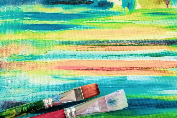 色彩艳丽的画家画布和肮脏的画笔 混合艺术油画 不同的颜色 混合斑点 现代创作背景 — 图库照片