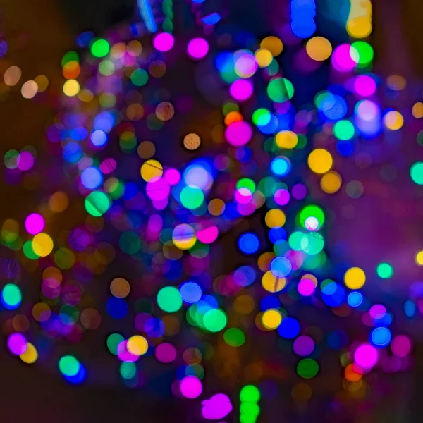 Bright neon sparkle, bokeh lights. Selective focus. Defocused lights. Abstract holiday background — Stock Photo, Image