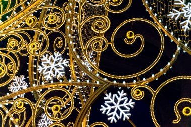 Açılış kemeri tasarımının ayrıntıları yakın plan, neon ışıklı inşaat. Şehir dekorasyonu. Noel ve Yeni Yıl dekorasyonunun gece manzarası