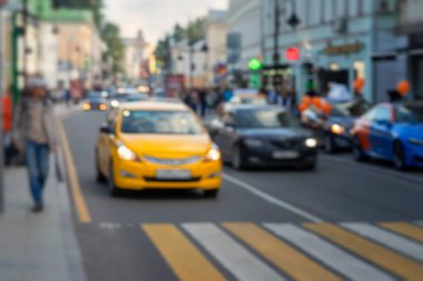 Şehir merkezinin, şehir merkezinin, şehir trafiğinin, kaldırım kenarındaki yaya geçidinden önceki sarı arabanın bulanık görüntüsü Soyut kentsel arka plan.