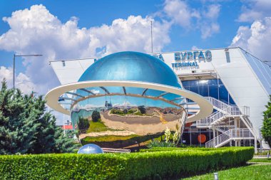 Bulgaristan 'ın Burgaz kentindeki Marine Station bölgesinde planetarium binası, mimari mücevher, modern tasarım, işlevsellik, yenilikçi teknolojiler. Seyahat merkezi kavramı, deniz turizmi, liman mimarisi