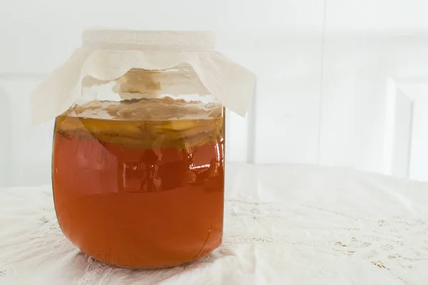 Chá Preto Doce Com Kombucha Scoby Fermentação — Fotografia de Stock