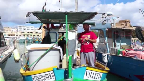 Malta Marsaxlokk Oct 2018 Pescadores Clasifican Las Redes Equipo Preparación — Vídeo de stock