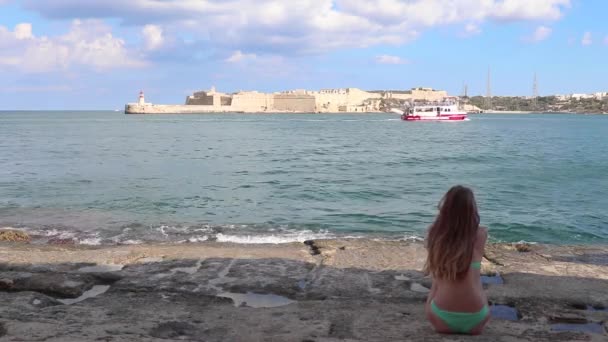 Menina Maiô Olhando Para Panorama Mar Navio Paisagem Cidade Praia — Vídeo de Stock