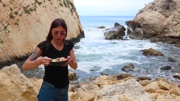 Junge Frau Beim Abendessen Vor Dem Hintergrund Des Meeres Und — Stockvideo