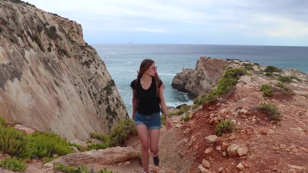 Κορίτσι Ανεβαίνει Πάνω Στα Βράχια Στη Μάλτα — Αρχείο Βίντεο