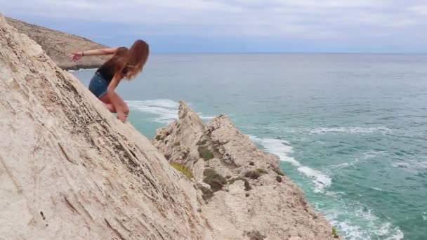 Menina Bonita Sobe Sobre Pedras Ilha Malta — Vídeo de Stock