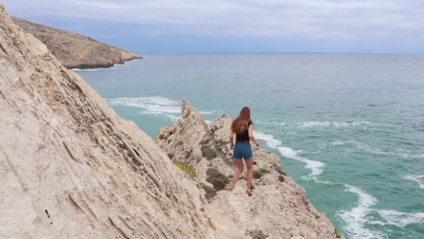Όμορφο Κορίτσι Σκαρφαλώνει Στα Βράχια Του Νησιού Μάλτα — Αρχείο Βίντεο