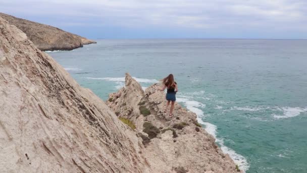 Menina Pulando Nas Falésias Malta — Vídeo de Stock