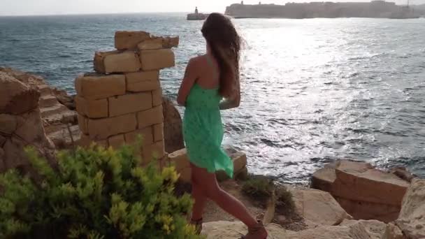 Bella Ragazza Abito Estivo Guarda Panorama Sul Mare Valletta Malta — Video Stock