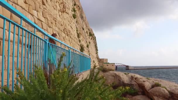 Hermosa Chica Mirando Mar Puente Valeta Isla Malta — Vídeos de Stock