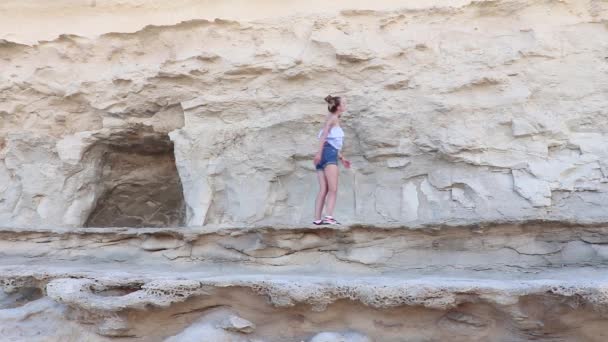 Ung Flicka Promenader Och Klättring Berg Och Klippor Malta Cave — Stockvideo