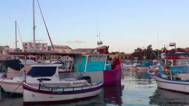 Málta Marsaxlokk Gyönyörű Lány Úgy Néz Hagyományos Színes Csónakok Kikötő — Stock videók