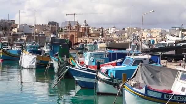 马耳他 Marsaxlokk 美丽的渔村建筑与有色小船在海湾锚定 — 图库视频影像