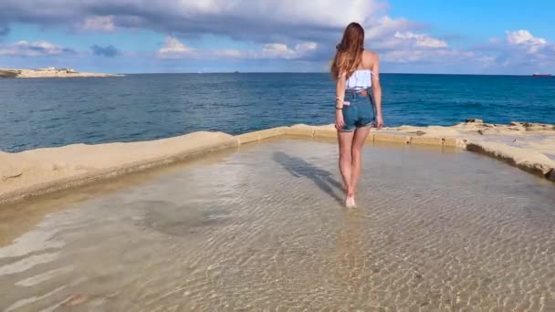 Hermosa Chica Caminando Agua Mirando Panorama Del Mar Valeta Isla — Vídeo de stock