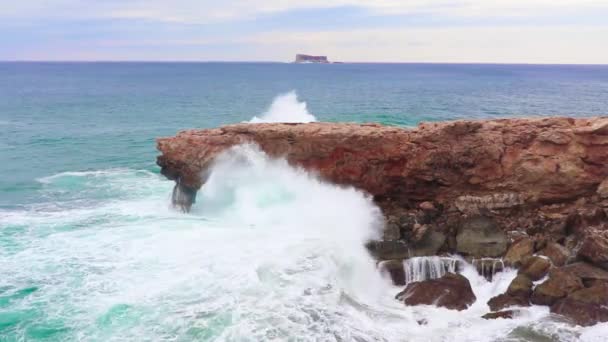 Wellen Treffen Steinbogen Die Wunderschönen Natürlichen Felsformationen Auf Maltas Insel — Stockvideo