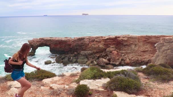 女の子を見て石を打つが アーチ形波マルタ島の美しい自然の奇岩 — ストック動画