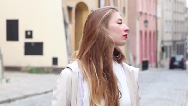 Schönes Mädchen Mit Langen Haaren Roten Lippen Und Großen Kreisförmigen — Stockvideo
