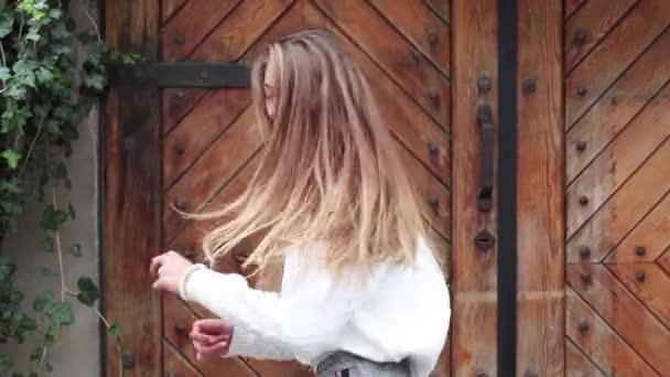 Bella Ragazza Con Capelli Lunghi Labbra Rosse Orecchini Grande Cerchio — Video Stock