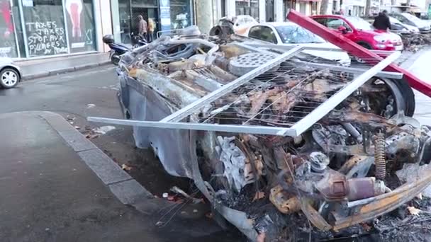 Paris Frankrike Utbrända Bilar Efter Demonstranter Slogs Kanterna Demonstrationer Mot — Stockvideo