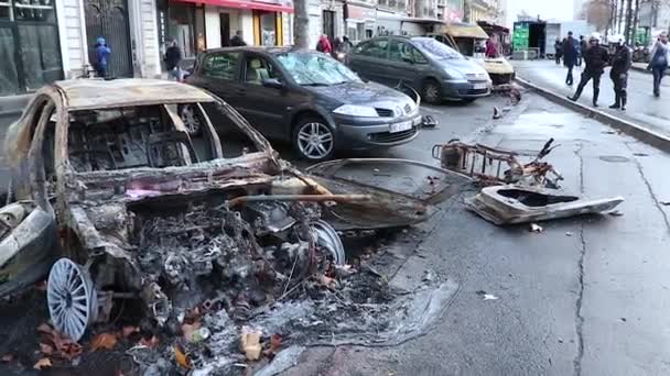 Paris Frankrike Utbrända Bilar Efter Demonstranter Slogs Kanterna Demonstrationer Mot — Stockvideo