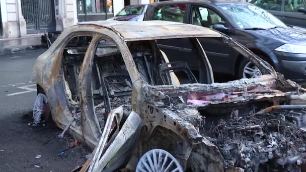 Paris Frankrike Utbrända Bilar Efter Demonstranter Slogs Kanterna Demonstrationer Mot — Stockvideo