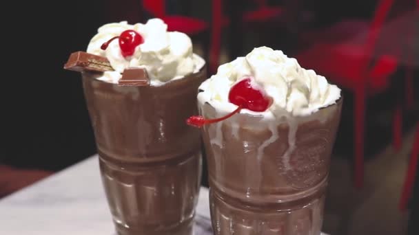 Chocolade Milkshake Dessert Met Crème Cocktail Kersen Chocolade Wafer Detail — Stockvideo